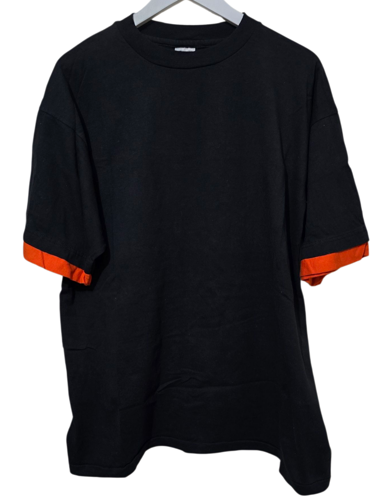 L.A.T Sportswear T-Shirt – Schwarz mit orangefarbenen Ärmeldetails | XL