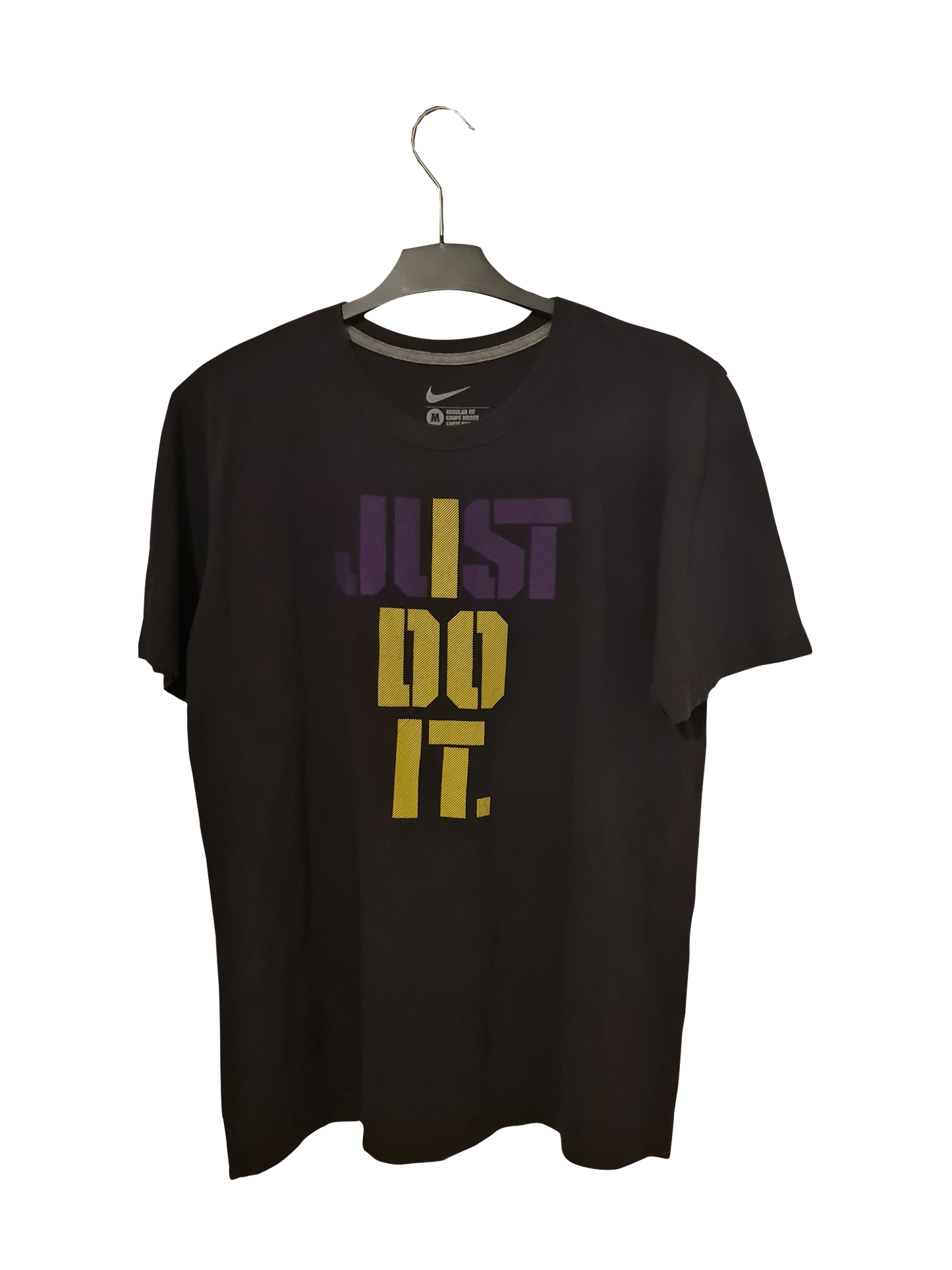 Nike Just Do It Tee – Lila-Gelber Print auf Schwarz | M