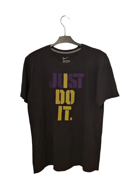 Nike Just Do It Tee – Lila-Gelber Print auf Schwarz | M