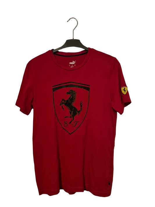 Puma Ferrari Tee – Rotes Logo-Shirt mit Ärmelpatch | M